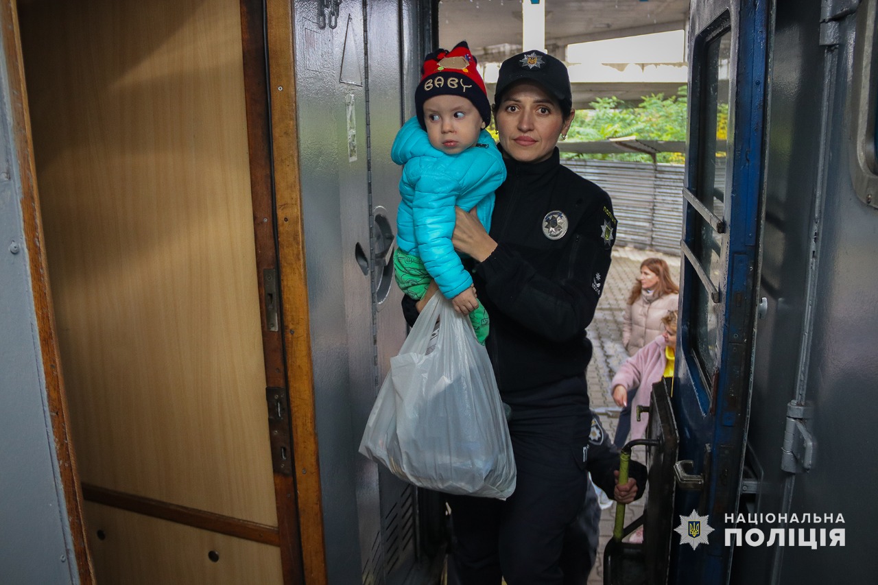 Запорожские полицейские помогли эвакуировать воспитанников детского дома 2
